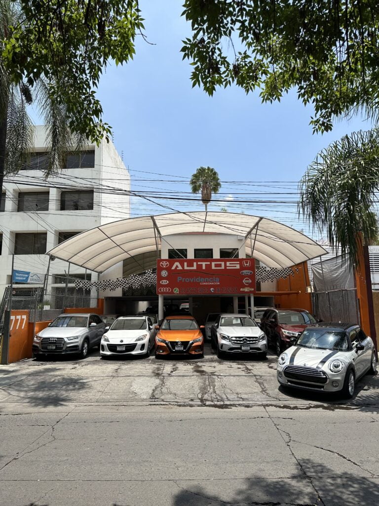 Fachada de Autos Providencia sobre Av. López Mateos en Guadalajara