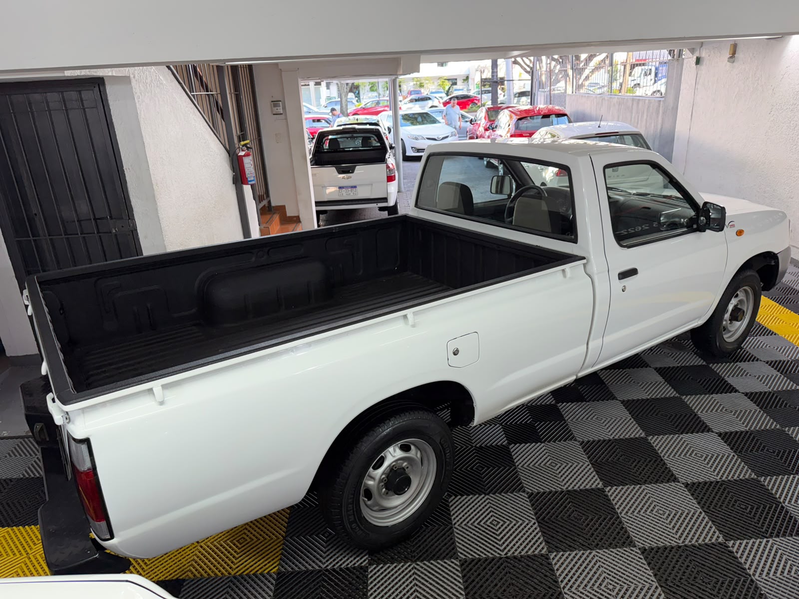 IMPONENTE NISSAN NP300 2012 CAB SENCILLA - Image 6