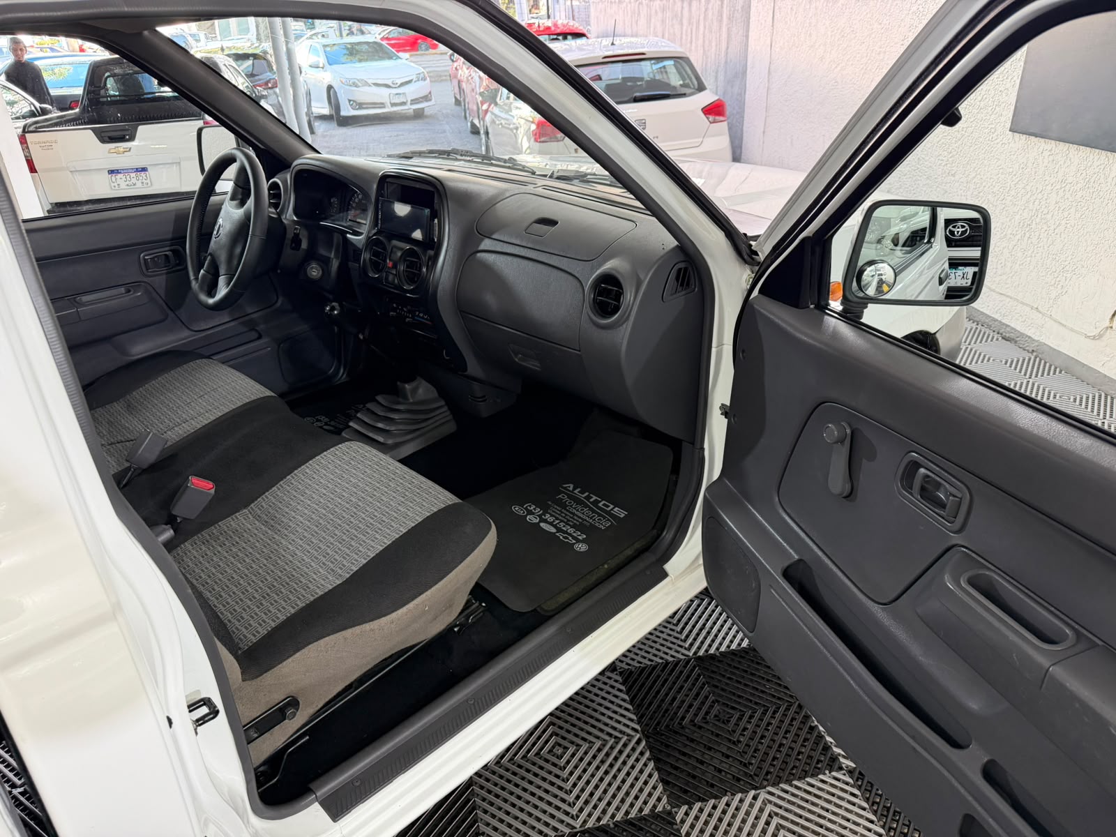 IMPONENTE NISSAN NP300 2012 CAB SENCILLA - Image 7